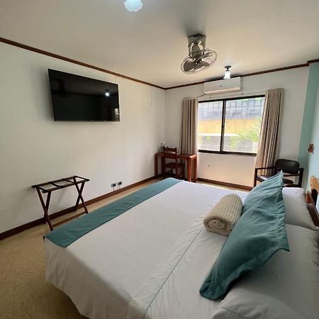 Hotel Caucasia Bagian luar foto