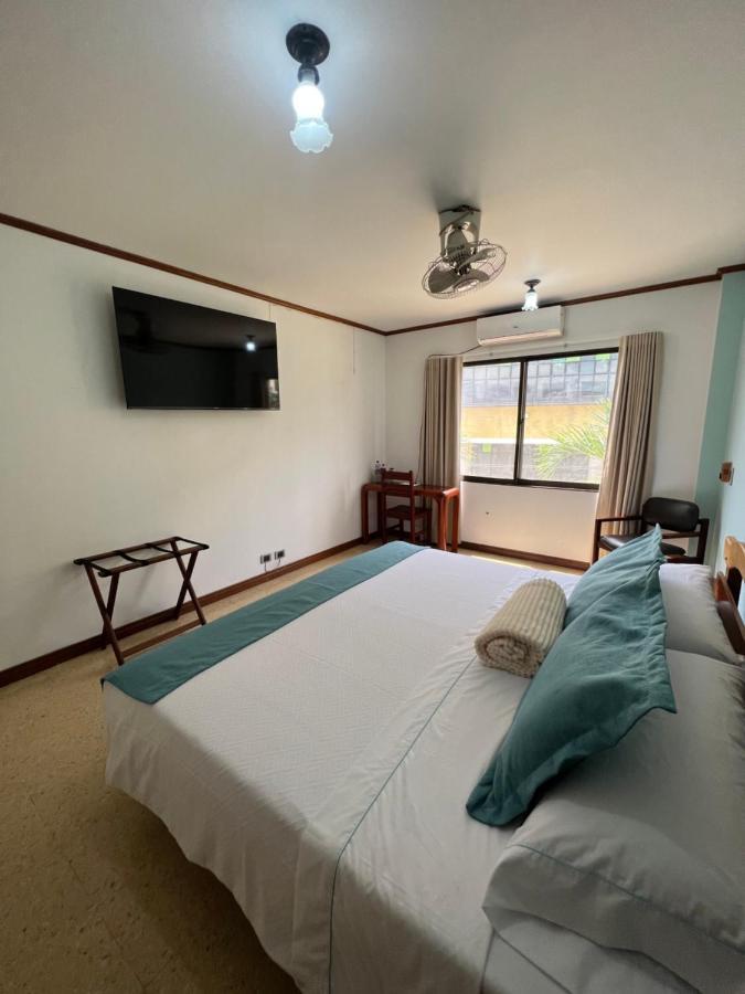 Hotel Caucasia Bagian luar foto