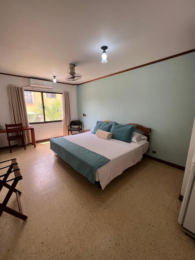 Hotel Caucasia Bagian luar foto