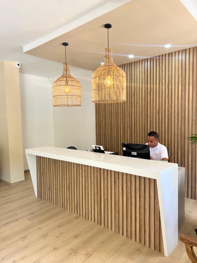 Hotel Caucasia Bagian luar foto