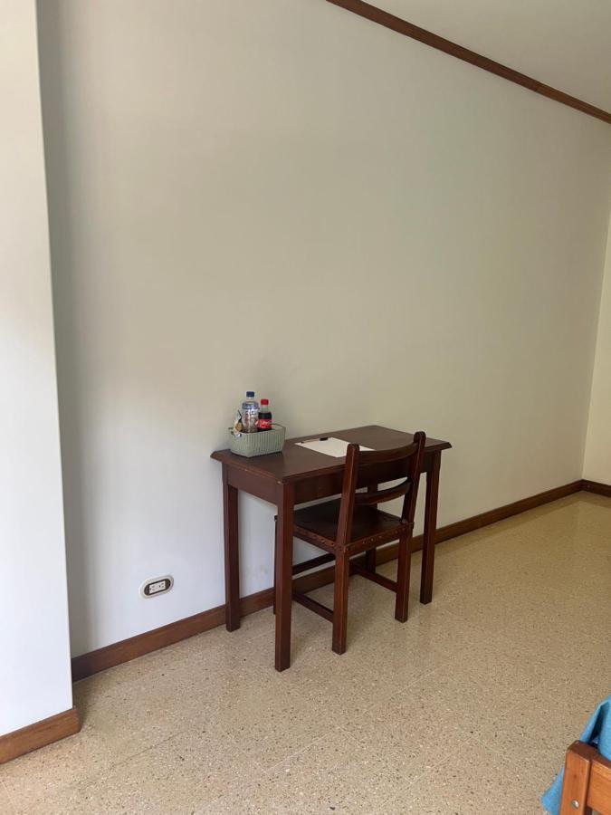 Hotel Caucasia Bagian luar foto