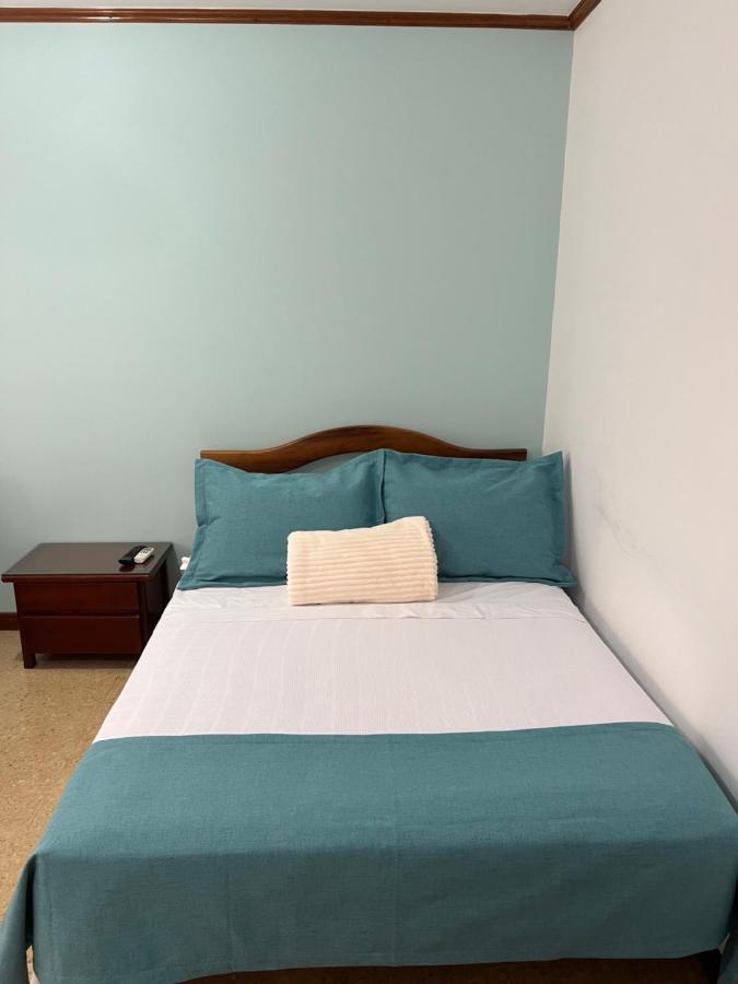 Hotel Caucasia Bagian luar foto