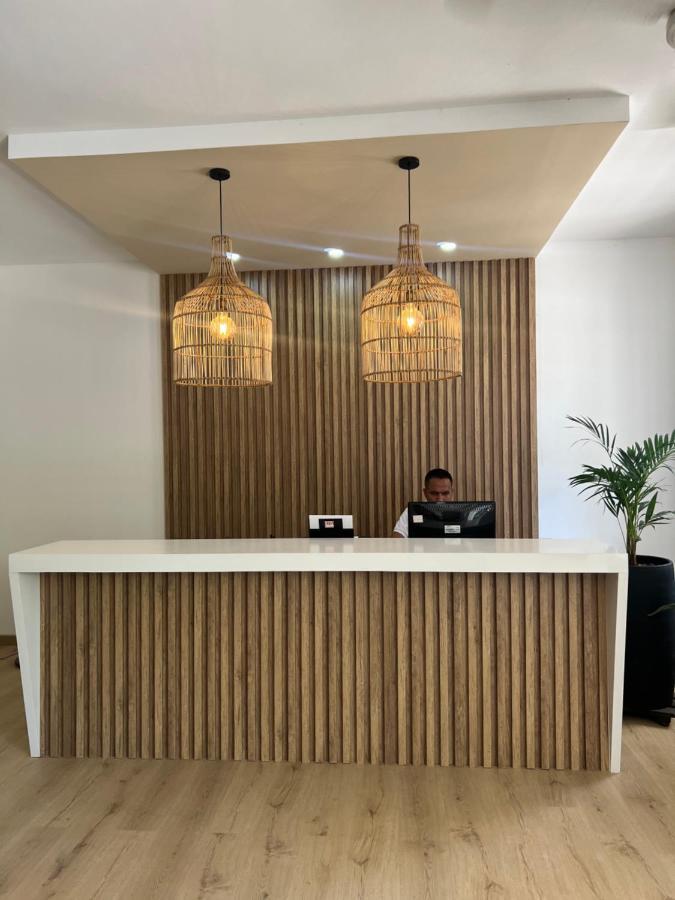 Hotel Caucasia Bagian luar foto