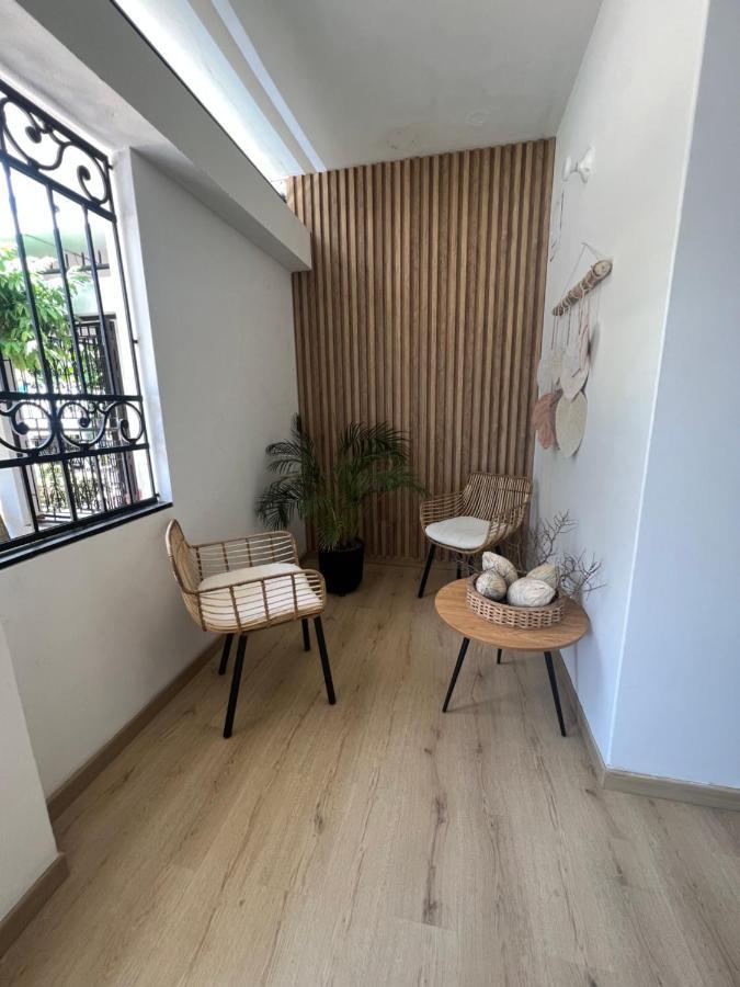 Hotel Caucasia Bagian luar foto
